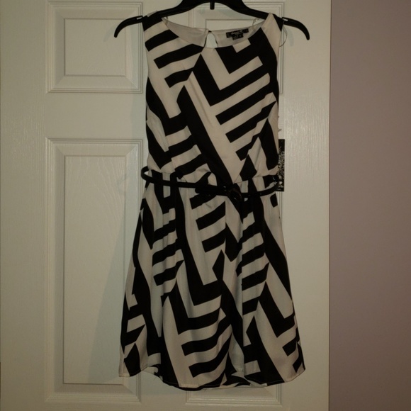 Black and White dress - Picture 3 of 4